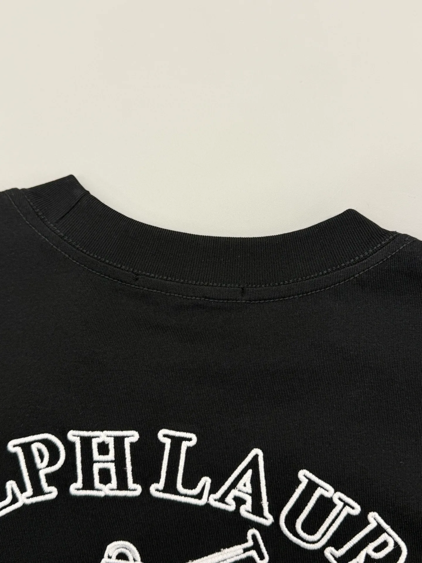 P160 [High Quality]Ralph Lauren*Ralph Lauren embroidery micro-label simple‼ ️Short-sleeved T-shirt 💗Ralph Lauren classic short-sleeved T-shirt, custom-made 280g pure cotton fabric, soft and breathable, classic horseback golf🏌️ embroidery on the chest, logo + logo embroidery on the back, simple and recognizable. Round neck design, neat tailoring, customized 280g pure cotton fabric, soft and smooth to the touch, great breathability, super comfortable to wear in summer! The same loose version for men and women, OK to wear alone or layered, versatile ~ 𝐂𝐎𝐋𝐎𝐔𝐑: black white 𝐒𝐈𝐙𝐄: S-xL Size chart: S: Shoulder width 51 - Bust 55 - Clothing length 70 M: Shoulder width 53 - Bust 57 - Clothing length 72 L: Shoulder width 55 - Bust 59 - Clothing length 74 XL: Shoulder width 57 - Bust 61 - Clothing length 76